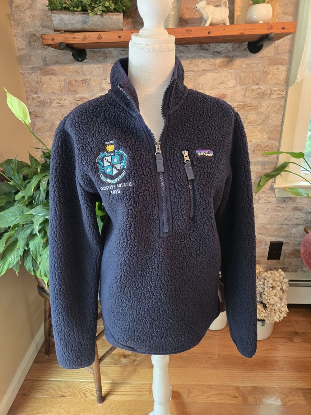 Patagonia womans Navy Sherpa Fleece Pullover with Embroidered Crest
